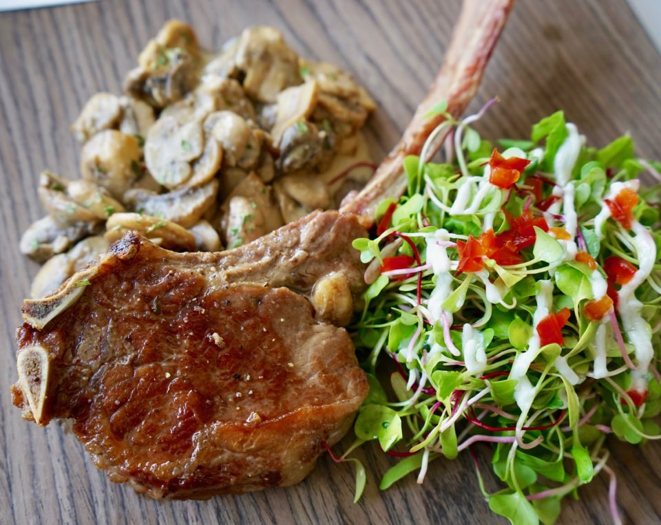 Tomahawk Steak con Champiñones Dijon y Ensalada de Germinados - AMOR